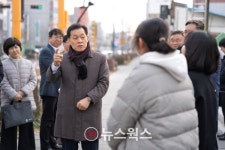 이재준 수원시장, 인계초교 통학로서 새빛 현장시장실 진행