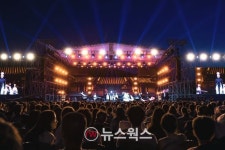 수원화성 밤하늘 수놓은 헤리티지 콘서트…수원 방문의 해 본격 개막
