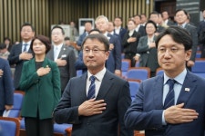 與 
