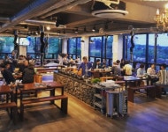 제주도 오설록 근처 맛집 돈뜨레, 통유리창 전경 속 당일 도축 흑돼지 맛볼 수 있어