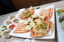 속초 여행에 빼놓을 수 없는 맛집 기행… 대게 전문으로 다루는 동명항 왱왱대게찜 눈길