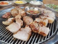 제주 흑돼지 맛집 정직한돈, 풍부한 육즙과 영양가로 수요 높은 흑돼지 참숯구이 제공