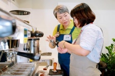 우리카드, 커피 바리스타 교육 실시… 다문화가정 및 시니어 일자리 창출 일석이조