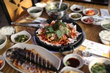 연예인도 찾아오는 제주 쇠소깍 통은갈치조림 맛집 쇠소깍모꼬지식당