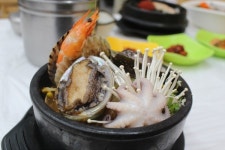 강원도 속초 맛집 해녀마을, 각종 해물 가득한 전복뚝배기 제공