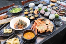 어선 선주직송으로 신선한 해산물을 저렴한 가격에 맛볼 수 있는 경포대 맛집 해적대게 횟집