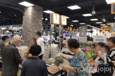 [르포] 노년층 어쩌라고…무인셀프계산대 90% 채운 이마트 창동점