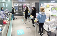 CJ올리브영, 사회적 거리두기 동참...계산대 앞 발자국 스티커 등장