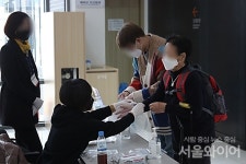 [포토뉴스] 평택 지산동 행정복지센터 투표 전 위생장갑부터