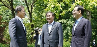문대통령 양당 원내대표와 오찬…'정무장관 신설' 논의 지시