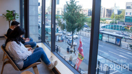 [포토] 경기버스라운지 이용 중인 시민들