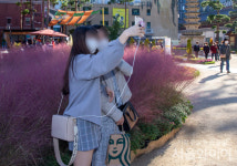 [포토] 핑크뮬리 앞에서 사진 한 컷