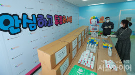 [포토] 방역물품 정리하고 있는 서울시 선관위 직원들