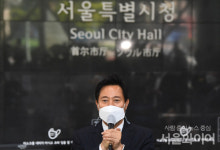 [포토] 오세훈, 10년 만에 서울시청으로 출근