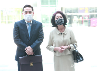 [포토] 김부선, 이재명 경기지사 3억 손해배상 재판 출석