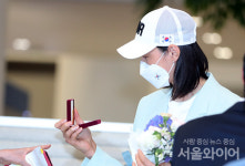[포토] 2020도쿄올림픽 여자배구팀 입국... 팬들 격환 환영