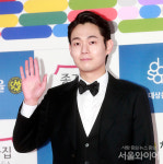 [포토] 류경수, 반가운 손인사