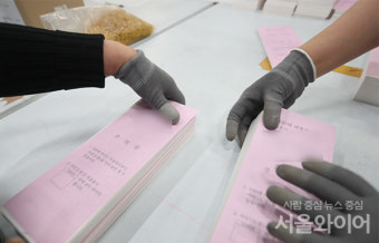 [포토]  대선 투표용지 포장하는 인쇄소 직원들