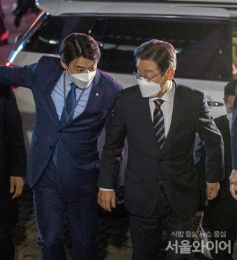 [포토] 토론장으로 입장하는 이재명 후보
