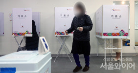 [포토] 누구를 찍었을까...기표후 투표함으로 향하는 시민