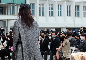 [포토] 쌀쌀한 날씨속 패션쇼 관람하는 오세훈 서울시장