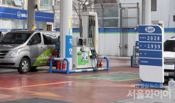 [포토] 화물차사업자·자영업자 어쩌나...천장 뚫은 경유 가격