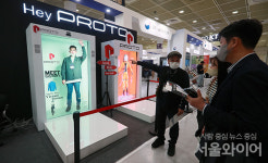 [포토] 월드IT쇼에서 홀로그램 체험 해보세요