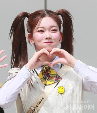 [포토] 걸그룹 빌리의 츠키, 요렇게 하면 요정 같나요