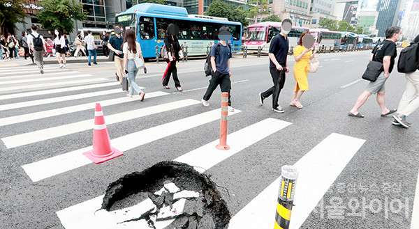 강남 대치동 차도 땅꺼짐으로 도로 통제, 안전 확보에 노력
