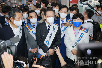 [포토] 추석 인사하러 용산역 찾은 이재명 대표