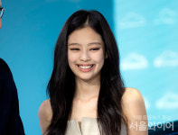 [포토] 블랙핑크 제니, 포르쉐 디자인 함박웃음