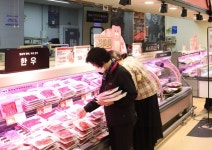 [유통정보통] 주말엔 한우 파티 해볼까… 반값할인에 마트갈 맛 나네