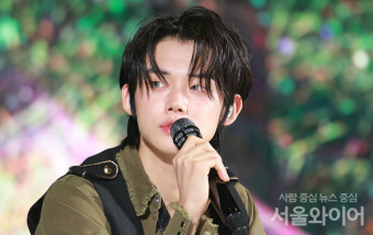 [포토] 기자 질의에 답하고 있는 투바투 '연준'