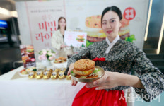 [포토] 롯데리아, 라이스버거 2탄 전주비빔밥 버거 출시