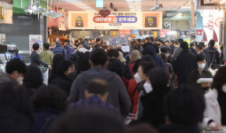 하나로마트, 한우 반값에 팔았더니 100m줄 난리… 대형마트도 가세