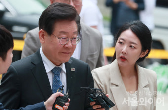 [포토] 취재진 질의에 묵묵부답… 법정으로 향하는 이재명 대표