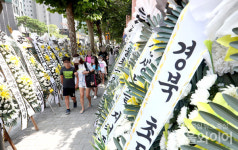 [포토] 근조화환 놓여진 서울 서이초등학교