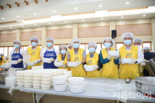 대구시의회, 군위군노인복지관서 어르신들께 삼계탕 배식