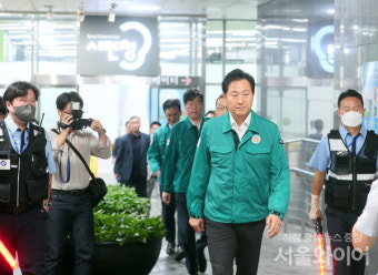 [포토] 공습 대비 민방위 훈련…시청역으로 대피하는 오세훈 시장