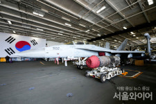 해군특수전전단 해난구조전대(DSRV 격납고) | [포토] 로널드 레이건함 격납고에 걸린 태극기