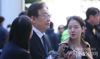 [포토] 취재진 질의에 묵묵부답... 법정 향하는 이재명 대표