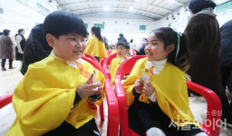 [포토] 반갑다 친구야!!...설레는 초등학교 입학식