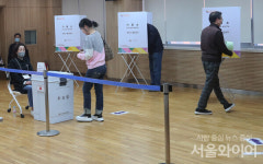 [포토] 제22대 국회의원 선거 투표 하는 시민들