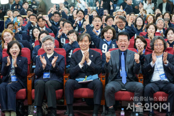 [포토] 환호하는 조국혁신당 지도부