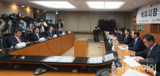 [포토] 안덕근 장관, 석유가격 안정에 총력 당부···석유업계 가격인상 최대한 자제