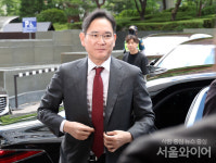 [포토] 접견장으로 이동하는 이재용 회장