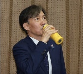 조국, 대표 사무실이 화장실 앞이라니요… 입주 거부