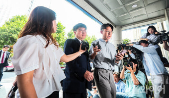 [포토] 경찰 출석하는 임현택 의협 회장...