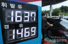 [포토] 기름값 오른 첫날... 서울시내 주유소 찾은 시민들