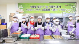 신계용과천시장, 노인복지관서 배식봉사...어르신들과 따뜻한 연말 맞이 